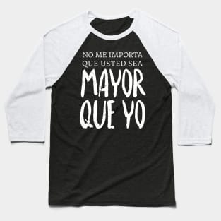 No me importa que usted sea mayor que yo Baseball T-Shirt